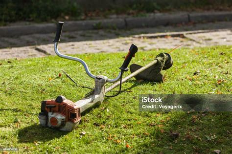 Débroussailleuse en action sur herbe haute
