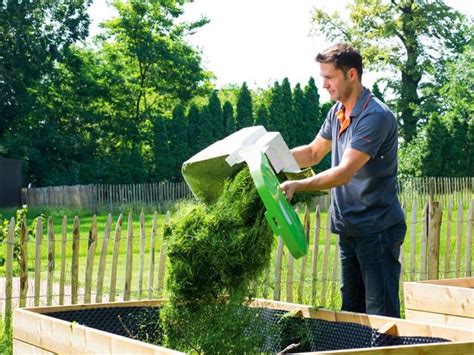 Bac de compostage avec tontes de gazon
