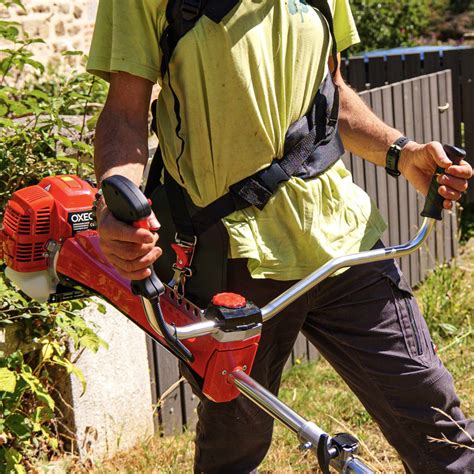Illustration d'une débroussailleuse thermique professionnelle en action