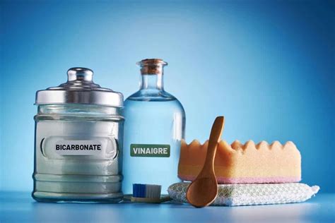 Illustration montrant du bicarbonate de soude dans un verre et des outils de jardinage autour