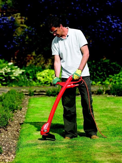 Taille-bordure Bosch en action