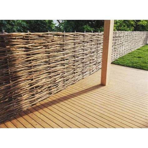 Panneau brise-vue en bois tressé avec des plantes grimpantes