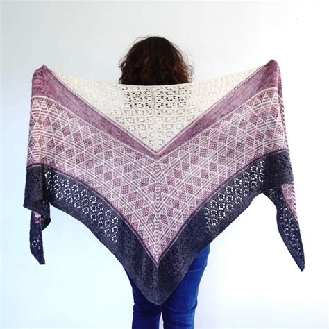 Exemple de châle avec une bordure contrastée réalisée avec des restes de pelotes