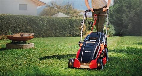 Photo d'une tondeuse électrique moderne en action dans un jardin résidentiel