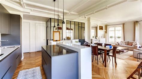 Intérieur moderne d'un gîte avec cuisine ouverte sur le salon