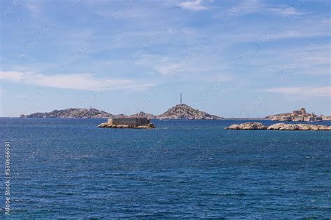 Vue sur la Méditerranée et les îles depuis une terrasse