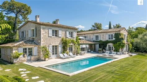 Maison périgourdine en pierre avec un grand jardin fleuri