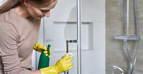 Une personne nettoyant une plante sous la douche