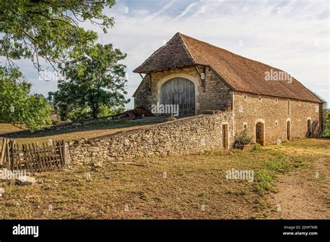 Vue panoramique d'une ferme traditionnelle du Bessin entourée de verdure
