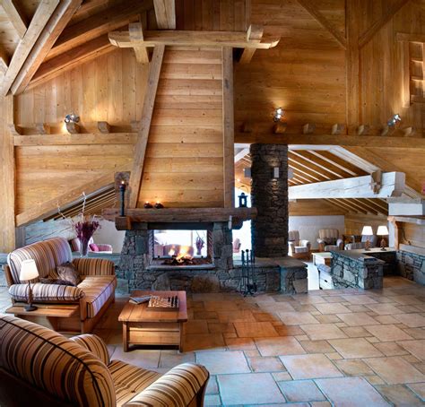 Intérieur d'un gîte avec cheminée et table fermière