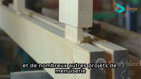 Détail de l'assemblage des pieds octogonaux sur un plateau en chêne