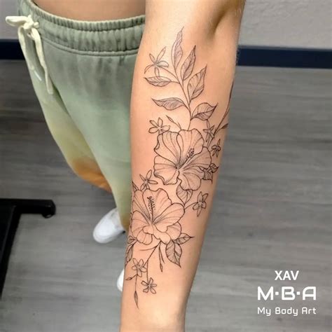 galerie de tatouages d'hibiscus pour hommes et femmes, illustrant différents styles