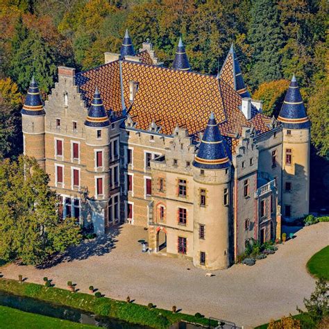 Vue d'ensemble du Château de Pupetières avec ses jardins aménagés pour la foire aux plantes