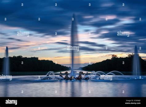 Photo de clôture montrant les jardins du château au crépuscule