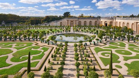 Jardinier travaillant dans les jardins de Versailles