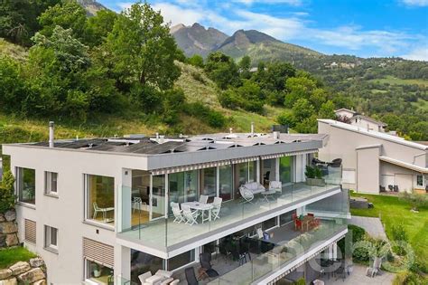 Vue panoramique d'une résidence moderne pour seniors intégrée dans un espace vert