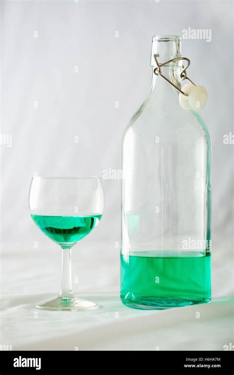 Illustration stylisée d'une bouteille d'absinthe ancienne et d'un verre avec sa cuillère à sucre