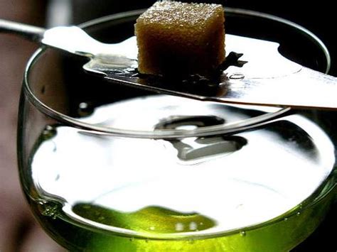 Rituel de préparation de l'absinthe avec la cuillère et le sucre