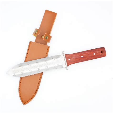 Couteau jardinier Hori-Hori en action