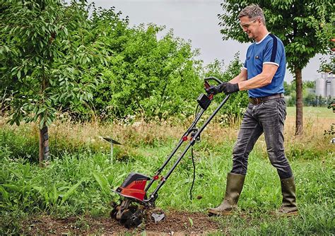 Vue d'ensemble de la bineuse électrique Einhell GC-RT 1545 M dans un jardin potager