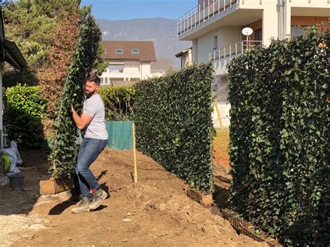 Balcon décoré avec des panneaux de lierre artificiel pour créer un brise-vue