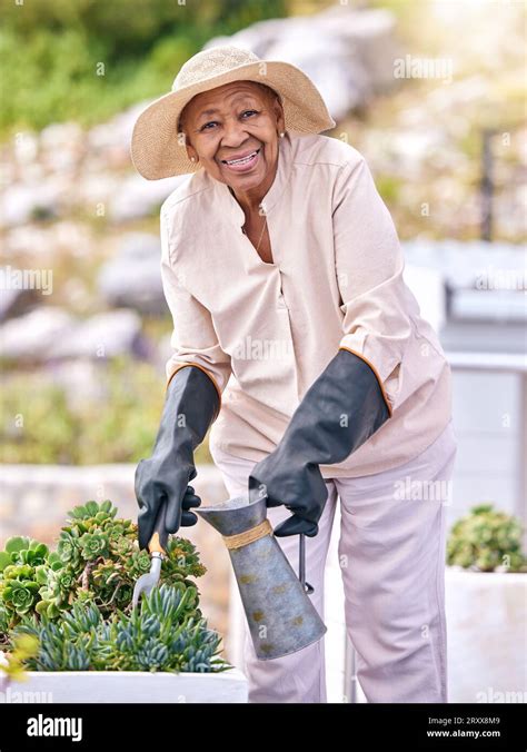 Femme jardinant avec des bottes