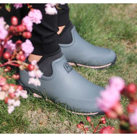 Différents styles de chaussures de jardin pour femme