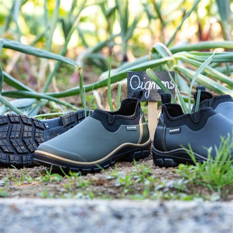 Comparaison des matériaux de chaussures de jardin