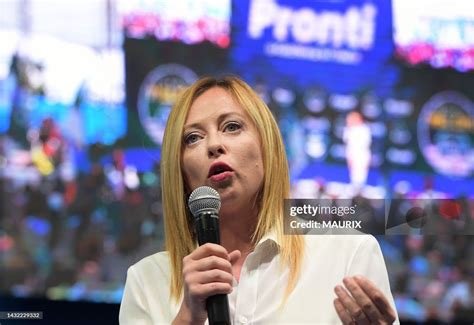 Giorgia Meloni s'exprimant lors d'un meeting politique