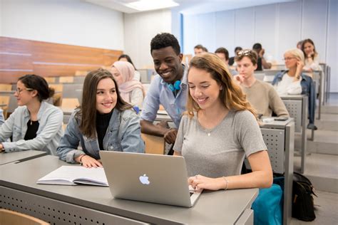 Échange entre un producteur et des étudiants