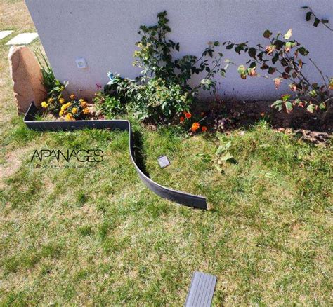Image montrant un jardin bien entretenu avec des bordures métalliques propres et des massifs soignés.