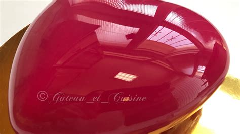 Glaçage miroir framboise brillant sur un entremets