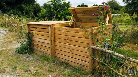 Vue en coupe d'un composteur en bois bien structuré