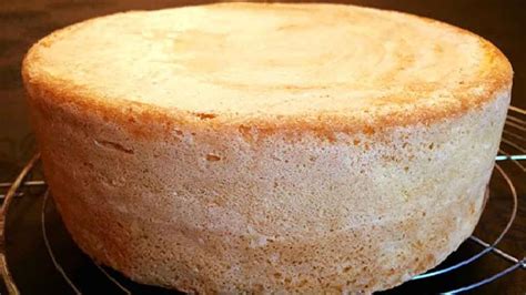 Gros plan sur une tranche de génoise moelleuse