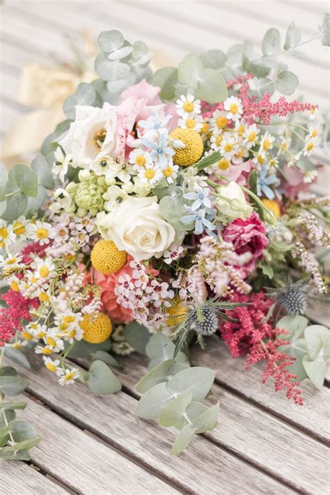 Fleurs des champs dans un bouquet de mariée champêtre