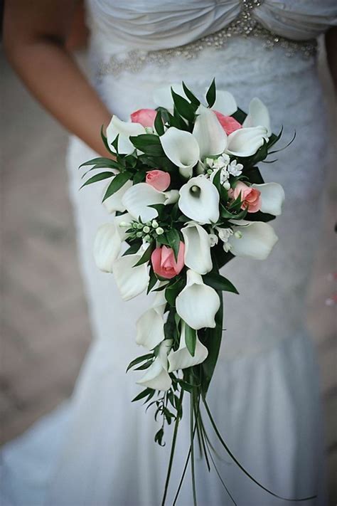 Bouquet de mariée en cascade avec des roses et du lierre