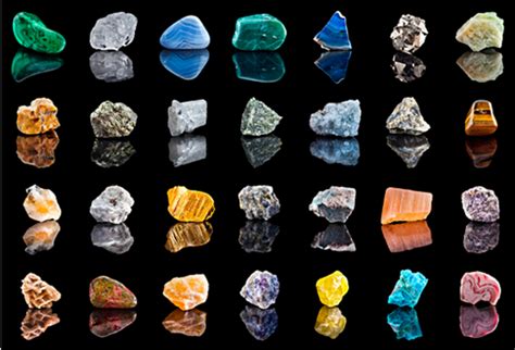 Collection de cristaux bruts et polis disposés sur une table de travail de gemmologue