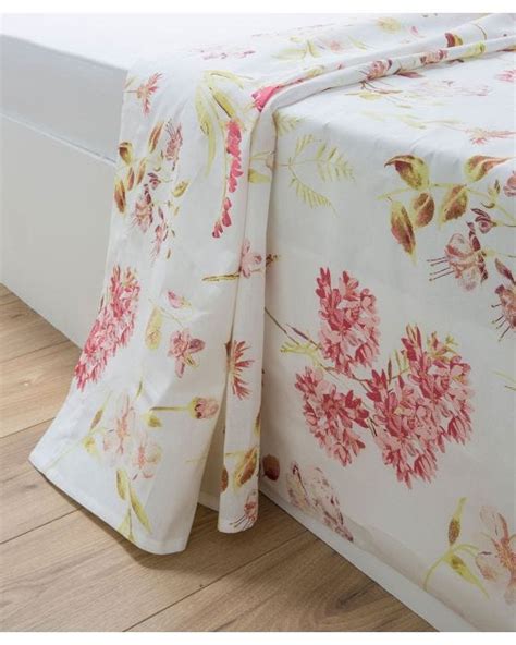 Illustration d'un drap avec motif hortensia et autres fleurs printanières