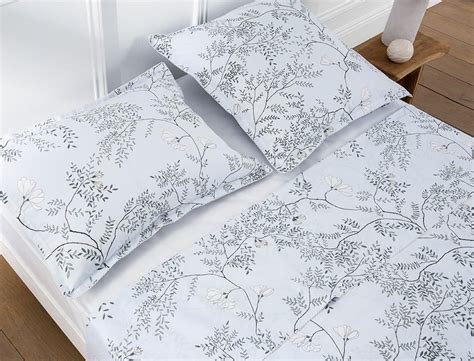 Exemple d'une chambre décorée avec un drap motif hortensia, éléments neutres et touches de couleur assorties