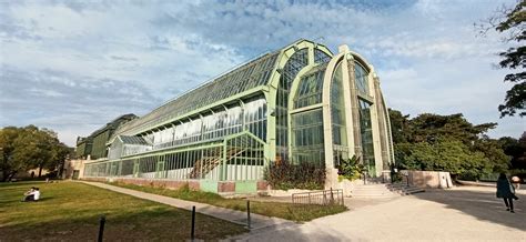 Vue panoramique des Grandes Serres du Jardin des Plantes à Paris