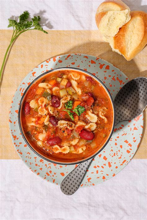 Assiette de soupe minestrone aux haricots borlotti