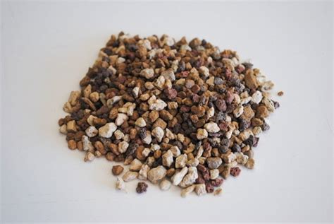 Mélange de substrats pour bonsaï : akadama, pumice, pouzzolane