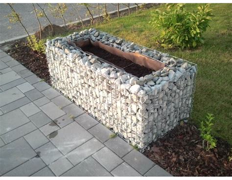 jardinière en gabion installée dans un jardin contemporain