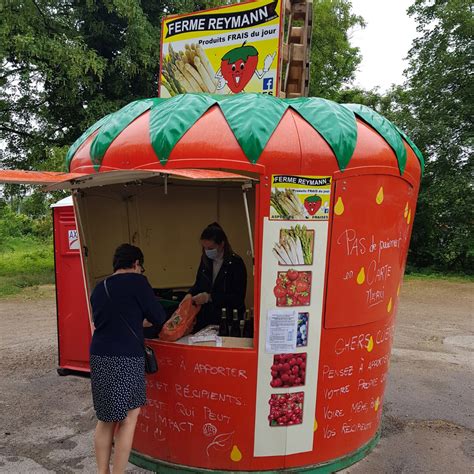 Cabanon de ferme en forme de fraise