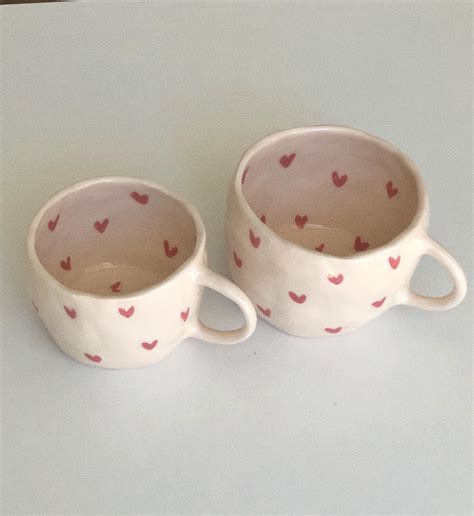 infusion au lierre dans une tasse en céramique