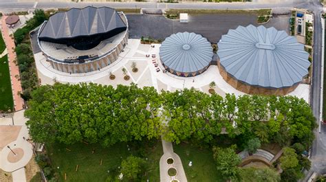 Vue aérienne du Domaine de Bayssan avec ses installations culturelles