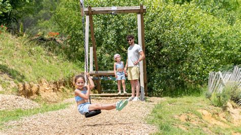Famille profitant de l'aire de jeux du Domaine de Bayssan