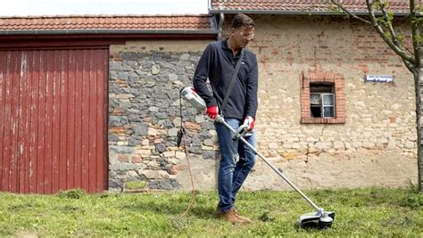 Débroussailleuse électrique filaire en action dans un jardin