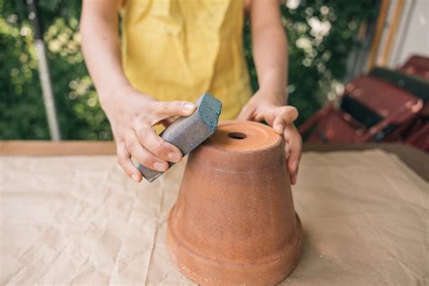 Schéma illustrant le drainage correct dans un pot en terre cuite