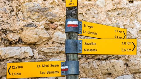 Détail de la signalétique des sentiers de randonnée près de Paimpol